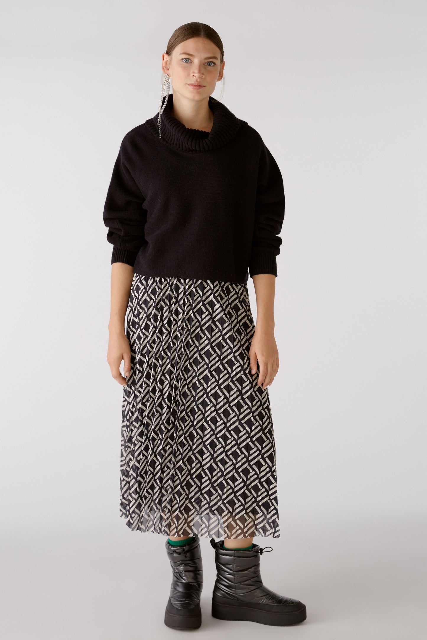 Oui Black Cropped Sweater