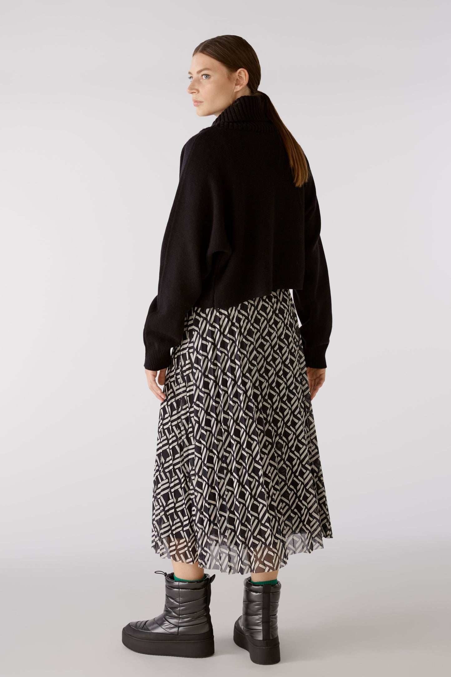 Oui Black Cropped Sweater