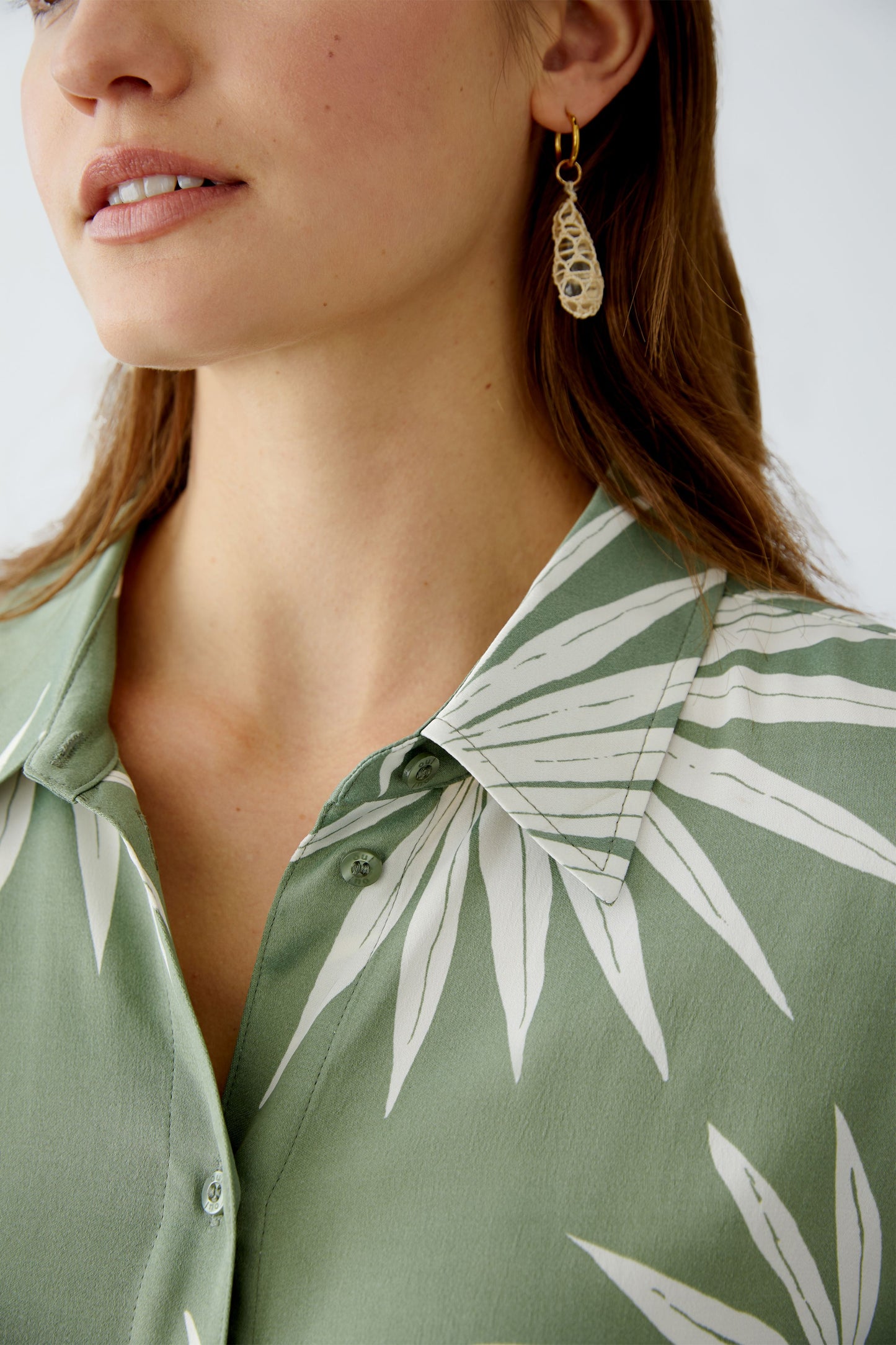 Oui Palm Print Boxy Cropped Shirt Khaki/Cream 92929