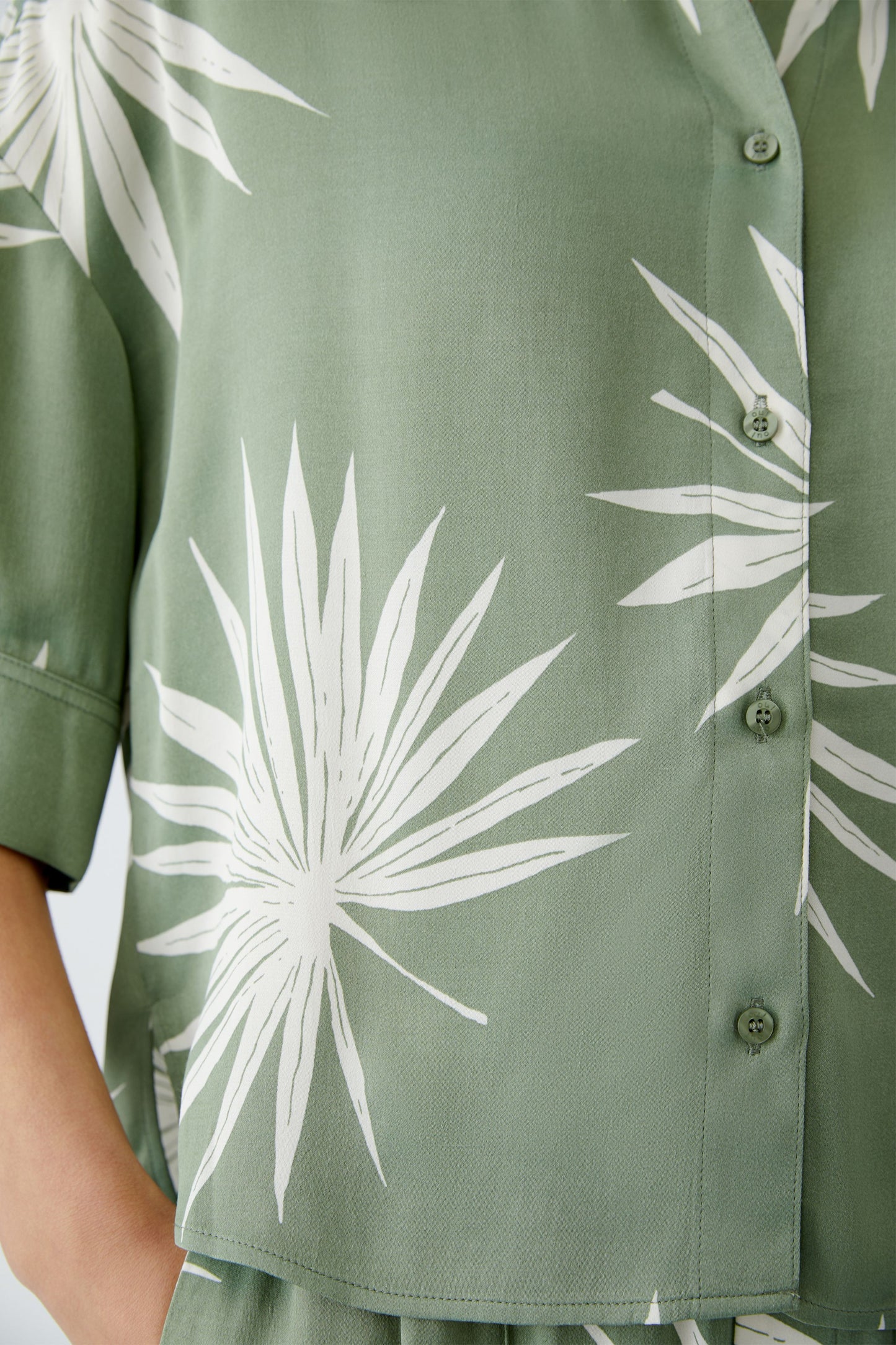 Oui Palm Print Boxy Cropped Shirt Khaki/Cream 92929